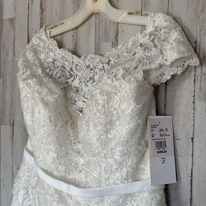 David's Bridal Ivory off the shoulder lace wedding dress